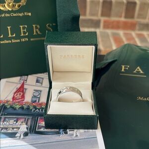 Elegant Silver Men's Ring Irish Claddagh